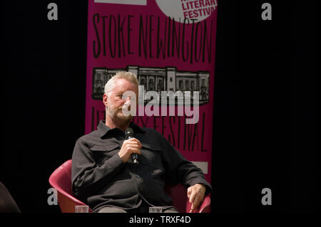 Billy Bragg sul palco del 2019 Stoke Newington Festival letterario del Municipio su Church Street il 9 giugno 2109 Foto Stock