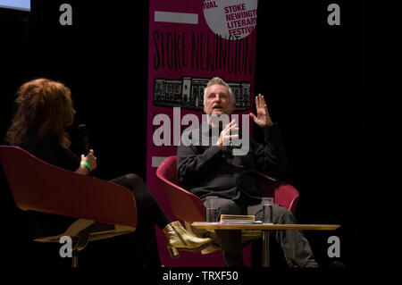 Billy Bragg sul palco del 2019 Stoke Newington Festival letterario del Municipio su Church Street il 9 giugno 2109 Foto Stock