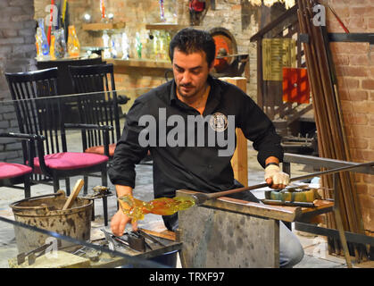 Vetro di Murano lavoratore rendendo vaso. Foto Stock
