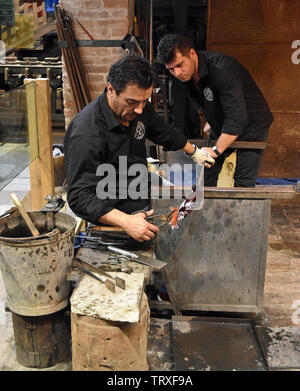 Vetro di Murano lavoratori che fanno un vaso Foto Stock