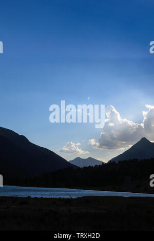 Llebreta pond. Panorama di Aigüestortes Parco Nazionale dei Pirenei catalani, Spagna Foto Stock