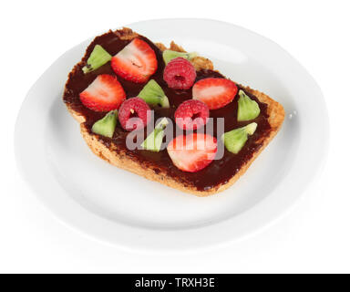 Deliziosi toast con bacche e frutti isolato su bianco Foto Stock