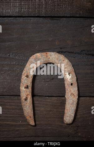 Il ferro di cavallo cavallo su un tavolo di legno. Foto Stock