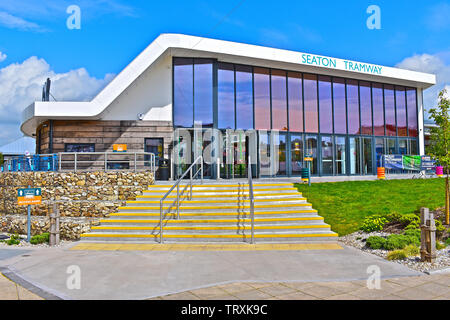 Il nuovo edificio del terminal per la Seaton tram elettrico dove il vecchio tram elettrico eseguito da Seaton attraverso la valle di Ax per campagna Foto Stock