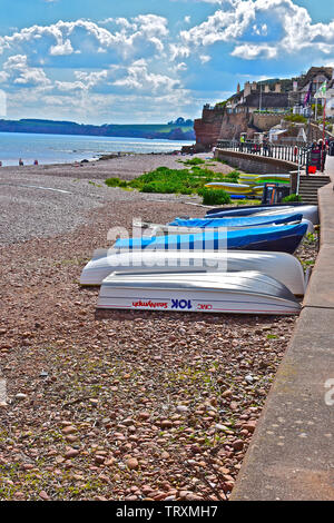 Una splendida vista su tutta la spiaggia a Sidmouth verso le lontane coste della Jurassic Coast come curva intorno a Exmouth. Barche in primo piano. Foto Stock
