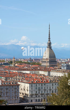 La Mole Antonelliana la torre e la mongolfiera su tetti di Torino in una soleggiata giornata estiva in Italia Foto Stock