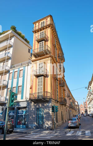 Torino, Italia - 21 agosto 2017: Scaccabarozzi slim house conosciuto anche come fetta di polenta in una giornata di sole e cielo blu chiaro in Italia Foto Stock