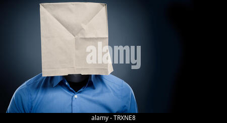 Imprenditore indossando un sacchetto di carta con spazio per il testo o immagine Foto Stock