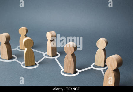 La catena di persone figurine collegati da linee bianche. La cooperazione e l'interazione tra le persone e i dipendenti. La diffusione delle informazioni nella società, Foto Stock