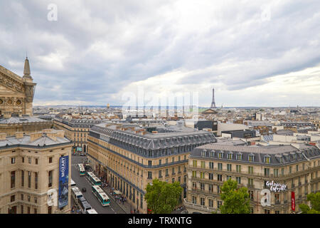 Parigi, Francia - 22 luglio 2017: tetti di Parigi la visualizzazione e la Torre Eiffel si vede dalle Galeries Lafayette terrazzo in un giorno nuvoloso in Francia Foto Stock