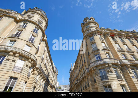 Parigi, Francia - 21 luglio 2017: antichi edifici di lusso facciata con torre in una soleggiata giornata estiva a Parigi, Francia Foto Stock