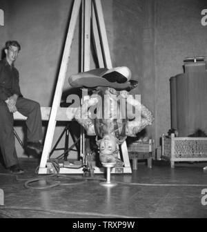 Equilibrato nel 1940s. Un giovane uomo acrobatico è in piedi solo sulla sua testa e il suo bilanciamento del corpo nella perfezione con nessuna guida per il soggiorno in questo modo con qualsiasi mezzo. La Svezia 1946 Kristoffersson ref U66-3 Foto Stock