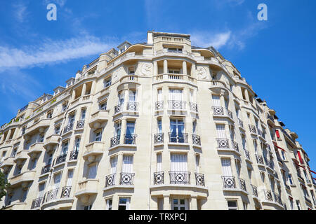 Parigi, Francia - 21 luglio 2017: antichi edifici di lusso facciata con balcone in una giornata di sole e cielo blu chiaro a Parigi, Francia Foto Stock