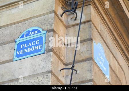 Famosa Place Vendome strada segno e angolo a Parigi, Francia Foto Stock