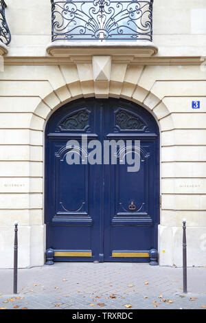 Parigi, Francia - 22 luglio 2017: blu in legno porta chiusa a Parigi, Givenchy edificio in Francia Foto Stock