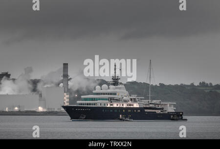 Aghada, Cork, Irlanda. Xiii Giugno, 2019. Super yacht Le Grand Bleu, che una volta era di proprietà di Chelsea Football Club proprietario Roman Abramovich giace al di ancoraggio fuori dalla stazione di alimentazione in Aghada, Co. Cork, Irlanda. Credito: David Creedon/Alamy Live News Foto Stock