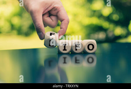 Canto diventa un cubo e cambia l'espressione "' FIFO (first in first out) per 'LIFO (last in first out) o viceversa. Foto Stock