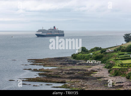 Roches Point, Cork, Irlanda. Xiii Giugno, 2019. Cunard crociera Queen Victoria circa la vela passato Graball Bay in Cork Harbour e sul suo modo di visitare la città storica di Cobh, Co. Cork, Irlanda. Credito: David Creedon/Alamy Live News Foto Stock