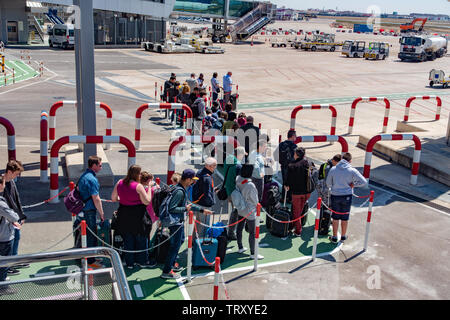 Passeggeri pronti a bordo di un boeing 737 su un Ryanair voli di linea a East Midlands Airport Foto Stock