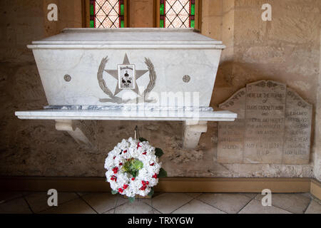 La tomba di Davy Crockett, William B. Travis, e Jim Bowie, eroi di Alamo in entrata di San Fernando Cathedral, San Antonio Foto Stock