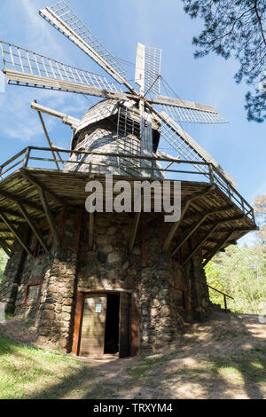 Mulino a vento dalla parrocchia Rundēni, Latgale, l'Open-Air etnografico museo della Lettonia, Riga, Lettonia Foto Stock