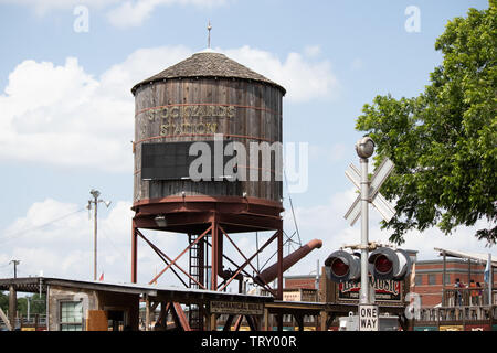 La Torre dell'acqua sulla strada principale, Fort Worth, parte dello storico quartiere di piazzale di stoccaggio. Foto Stock