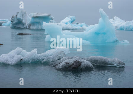 Iceberg di fusione come risultato del riscaldamento globale e i cambiamenti climatici in flottante Jokulsarlon laguna glaciale. Vatnajokull National Park, Islanda Foto Stock