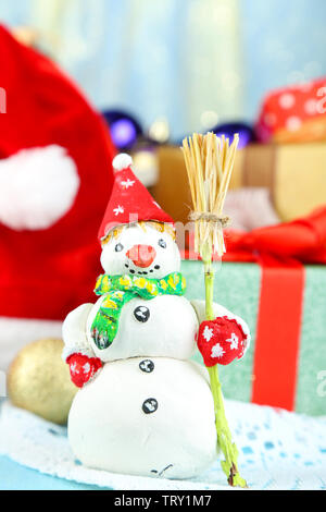 Bella composizione di Natale con pupazzo di neve close-up Foto Stock