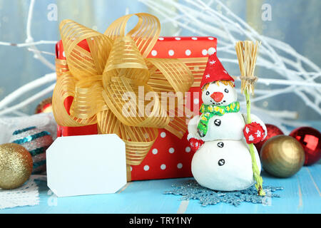 Bella composizione di Natale con regali e giocattoli di Natale close-up Foto Stock