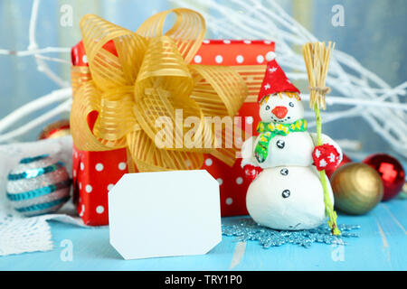 Bella composizione di Natale con regali e giocattoli di Natale close-up Foto Stock