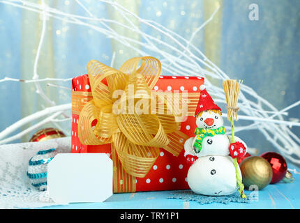 Bella composizione di Natale con regali e giocattoli di Natale close-up Foto Stock