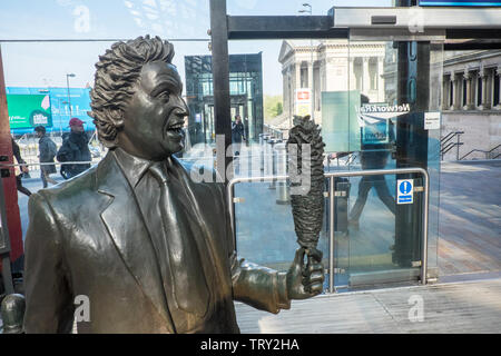 Ken,Dodd,Ken Dodd,statua,scultura,diddymen,comico,istituzione,solletico,stick,Lime Street,treno stazione,,concourse,Liverpool, Merseyside,l'Inghilterra,UK, Foto Stock