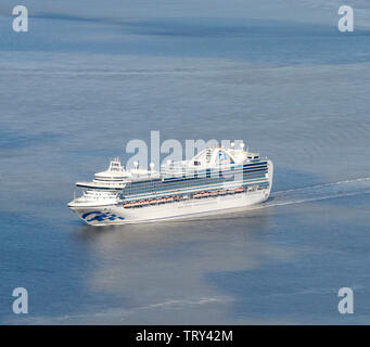 Crown Princess nave da crociera, barche a vela in Liverpool sul Mersey estuario, North West England, Regno Unito Foto Stock