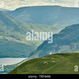 Parapendio adiacente a Ennerdale acqua, nel Parco nazionale del Lake District in Cumbria, Nord Ovest Inghilterra, ripresa dall'aria Foto Stock