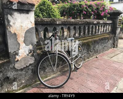 Oggi il modo migliore per scoprire Con Dao è con la bicicletta - ex coloniali Francesi campo di prigionia Poulo Condor sull'isola vietnamita Con Dao più tardi anche utilizzato dall'esercito degli Stati Uniti durante la Guerra del Vietnam 1965 - 1975 | Utilizzo di tutto il mondo Foto Stock