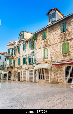 Città di Spalato, Croazia, la mattina presto nella piazza della città vecchia nel palazzo Diocletians Foto Stock