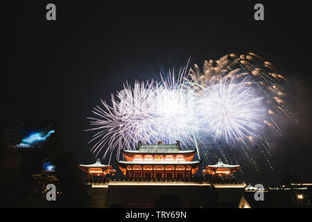 Fuochi d'artificio blooming cinese sopra gli antichi edifici Foto Stock