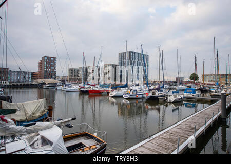 Est di Amsterdam Ijburg è di nuovo quartiere a est di Amsterdam. Architettura moderna, houseboats, appartamenti loft e le case sono state costruite. Foto Stock