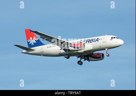 Frankfurt Rhein-Main Aeroporto. L'aeroporto di Francoforte. Un passeggero aeromobile Airbus A319-132 della compagnia aerea AirSERBIA, arrivando da est sull'Centerbahn. | Utilizzo di tutto il mondo Foto Stock