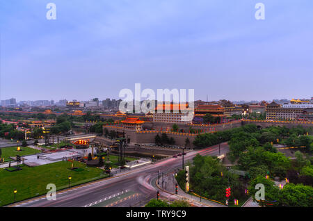 Vista notturna di Yongning Gate, antiche mura della città di Xi'an Foto Stock