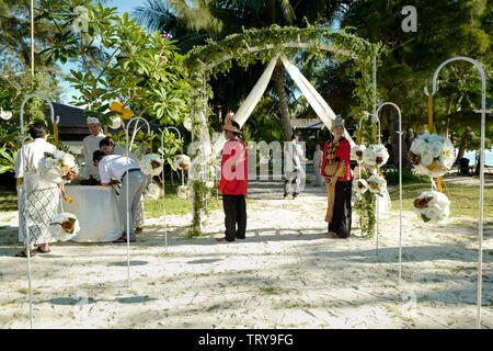Le persone sono in attesa per la sposa e lo sposo a Mataking Island. Foto Stock