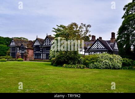 Speke Hall sud e est aspetti, insieme con i giardini. Foto Stock