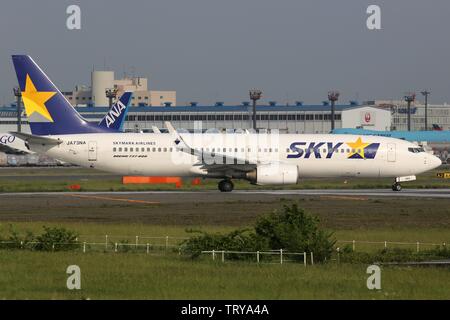 Tokyo, Giappone - 16. Maggio 2014: Skymark Airlines Boeing 737-800 a Tokyo Narita (NRT) in Giappone. | Utilizzo di tutto il mondo Foto Stock