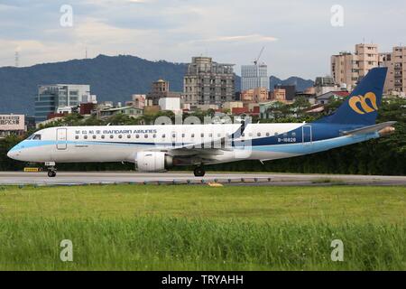 Taipei, Taiwan - 18. Maggio 2014: Mandarin Airlines Embraer ERJ190 al Taipei Songshan airport (TSA) in Taiwan. | Utilizzo di tutto il mondo Foto Stock