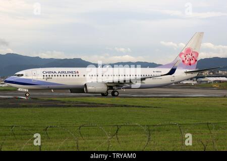 Taipei, Taiwan - 18. Maggio 2014: China Airlines Boeing 737-800 al Taipei Songshan airport (TSA) in Taiwan. | Utilizzo di tutto il mondo Foto Stock