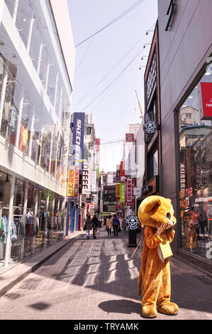Street View di a Myeongdong, è per lo più una zona commerciale, essendo uno di Seoul le principali zone di shopping, sfilata di rotta e di turismo distretti. Foto Stock