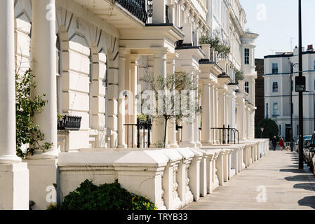Villette a schiera residenziale e pedonale a Notting Hill, Londra Inghilterra, Regno Unito Foto Stock