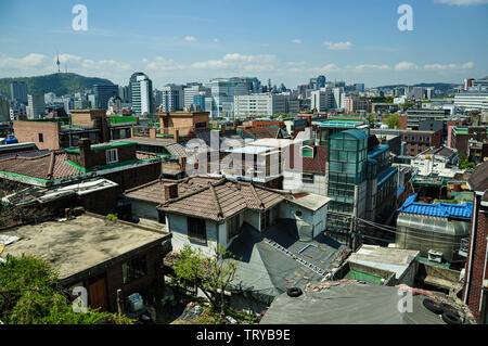 Seoul, Corea, 1 maggio, 2013. Vista di Seoul da Naksan Park, prende il nome dalla sua gobba di cammello-come l'apparenza. Foto Stock