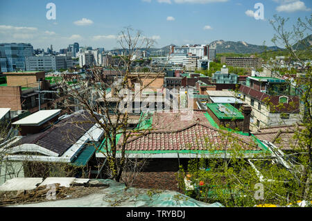 Seoul, Corea, 1 maggio, 2013. Vista di Seoul da Naksan Park, prende il nome dalla sua gobba di cammello-come l'apparenza. Foto Stock