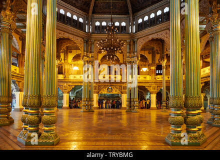 Il matrimonio Pavilion, interior shot di Mysore Palace o palazzo ambavilas, Mysore Hassan, Karnataka, India Foto Stock